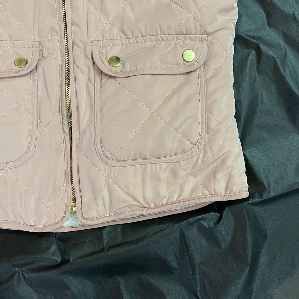 Love Tree Reversible Quilted Vest
Blush Pink/Sherpa/ Rose Gold zipper - Picture 3 of 12